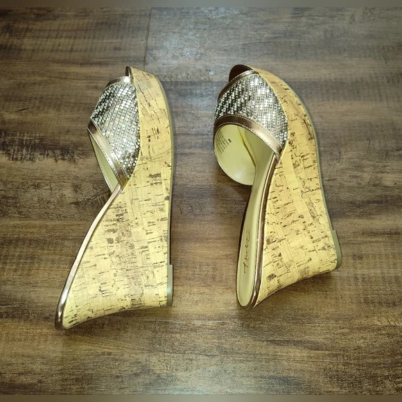 Thalia Sodi Rose Gold Slip-On Wedge Sandal, Sz. 9. I do accept reasonable offers - Picture 5 of 5